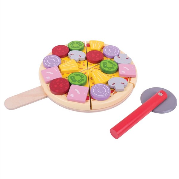 Pizza met beleg, bord en rolsnijder