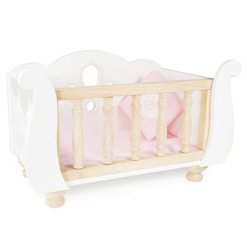 Wit met houten poppenbed met dekbed en kussentje