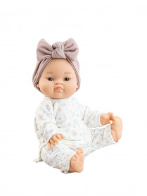 Gordis Aziatische babypop Alessandra gekleed in wit pakje (34 cm)