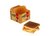 Houten broodrooster met brood en boter
