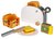 Houten broodrooster met brood en boter