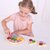 Pizza met beleg, bord en rolsnijder